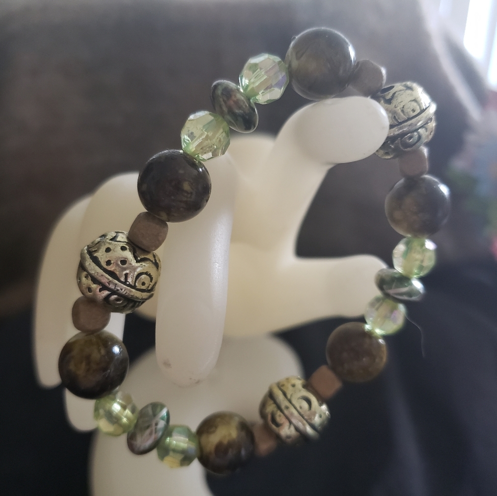 🌷3/$10 Bundle & Save Green and Gold Tone Beaded Bracelet